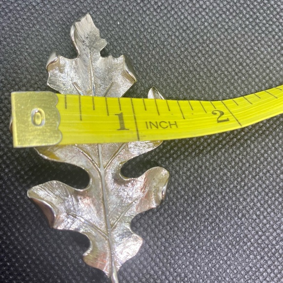 🔴 $5 or 3 for $12 Silver Tone Leaf Brooch - Picture 5 of 7